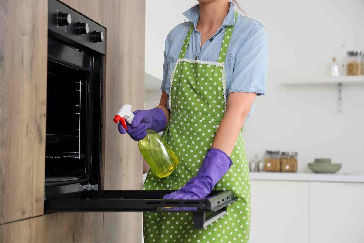 donna che pulisce il forno