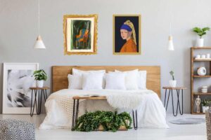 Letto con due quadri sulla testiera