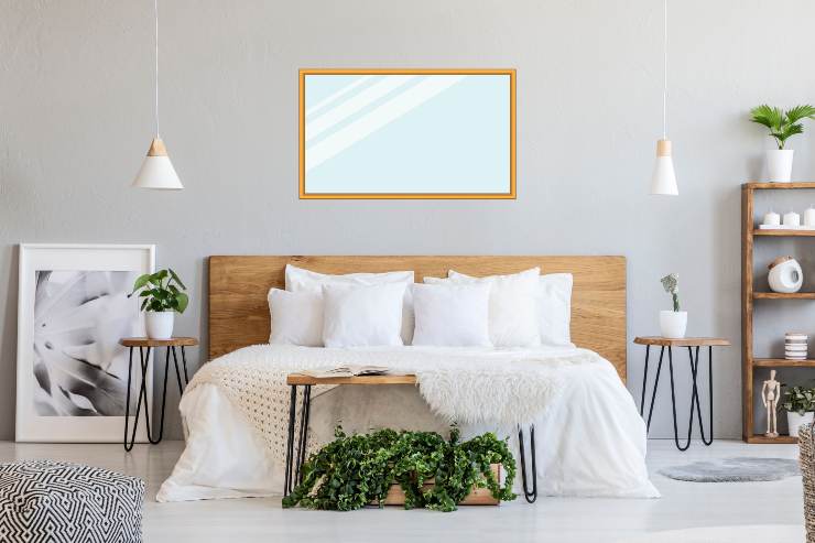 Letto con specchio sulla testiera