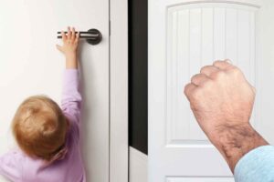 Bambino apre la porta