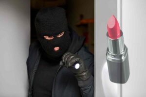 Ladro con torcia e rossetto