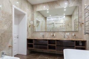 Bagno con specchio rettangolare e porta