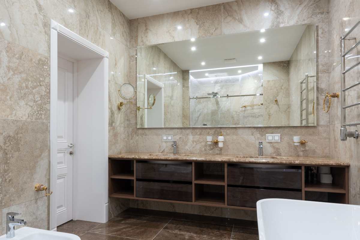 Bagno con specchio rettangolare e porta