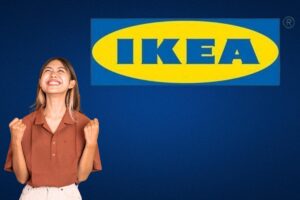 Una ragazza che esulta e festeggia ed una insegna di IKEA