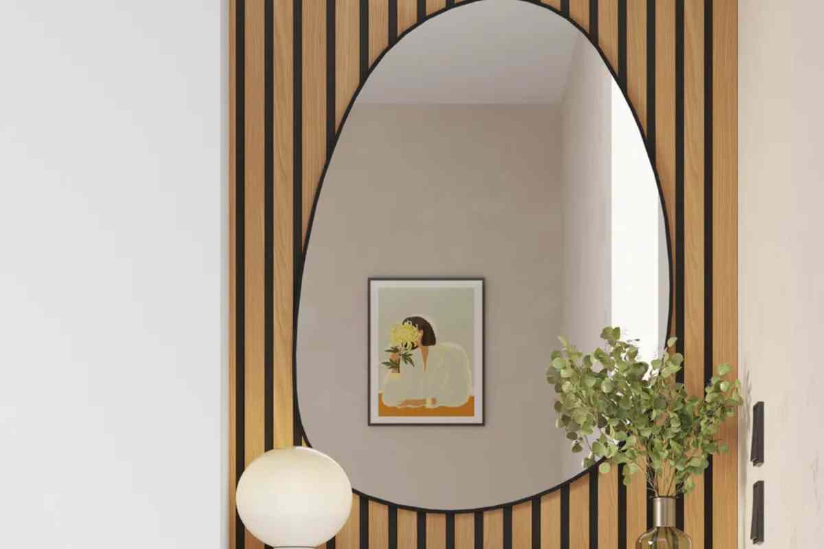 una delle specchiere moderne Deghi del nuovo catalogo dalla forma irregolare