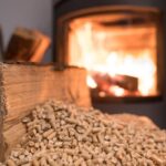 Del pellet in primo piano e una stufa come sfondo