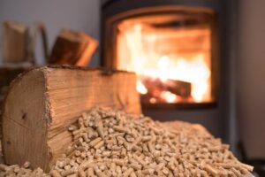 Del pellet in primo piano e una stufa come sfondo