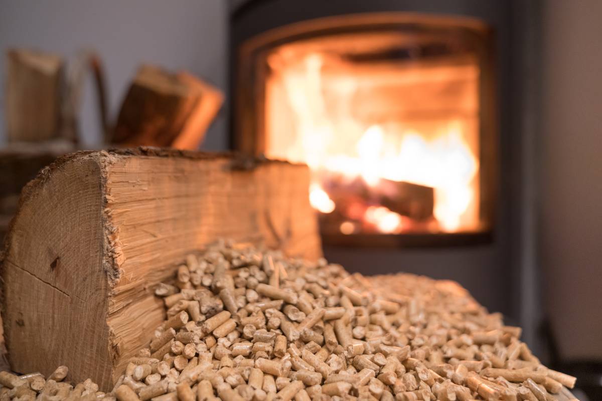 Del pellet in primo piano e una stufa come sfondo