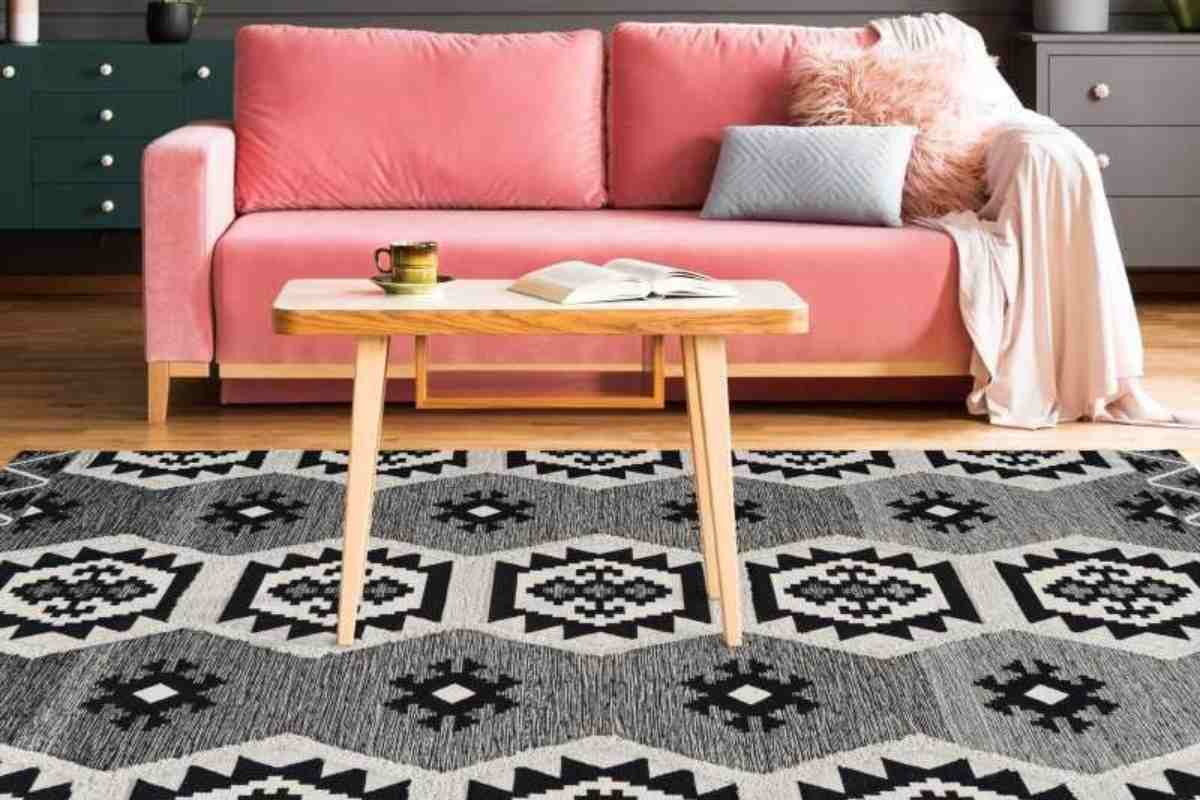 un salotto con divano rosa e uno dei tappeti Arte Espina del catalogo novità
