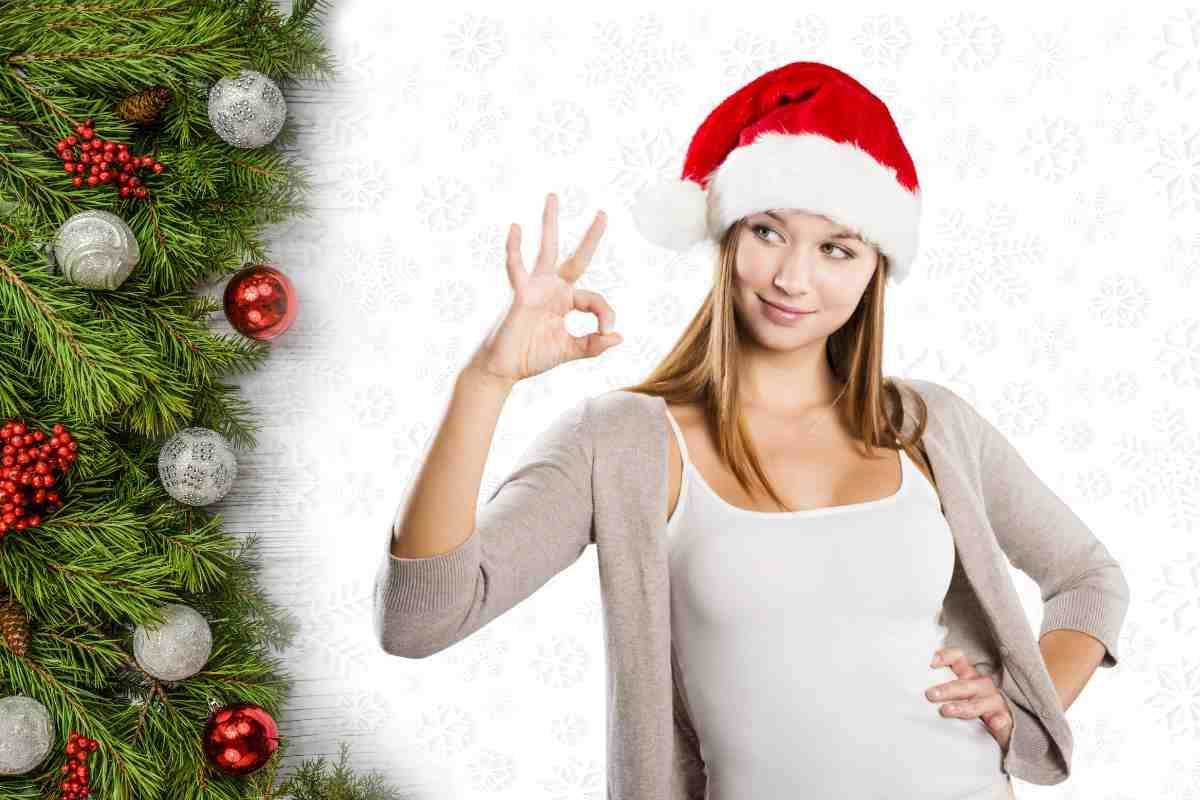 verde e palline di natale con donna che fa segno ok