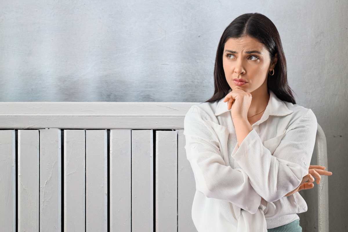 termosifone macchie scure donna dubbiosa