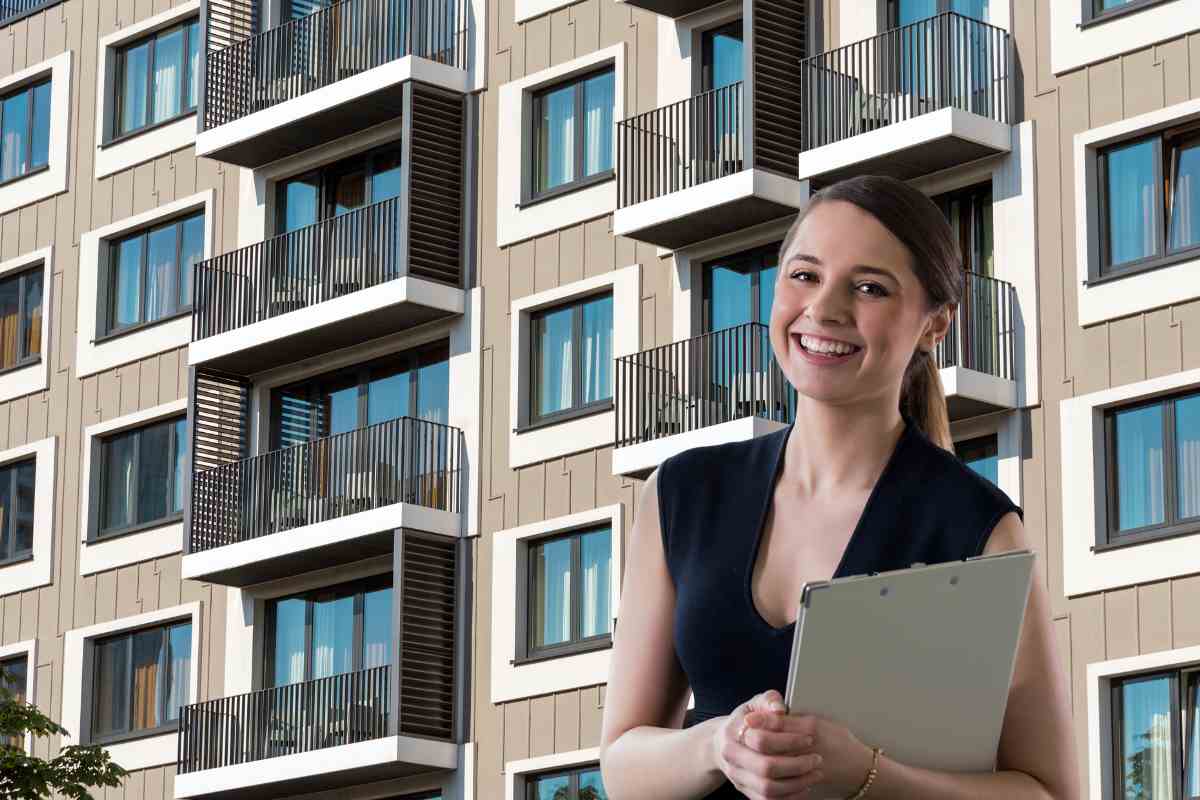 Un condominio sullo sfondo e in primo piano un amministratrice