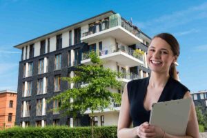 Un condominio sullo sfondo e in primo piano l'amministratore