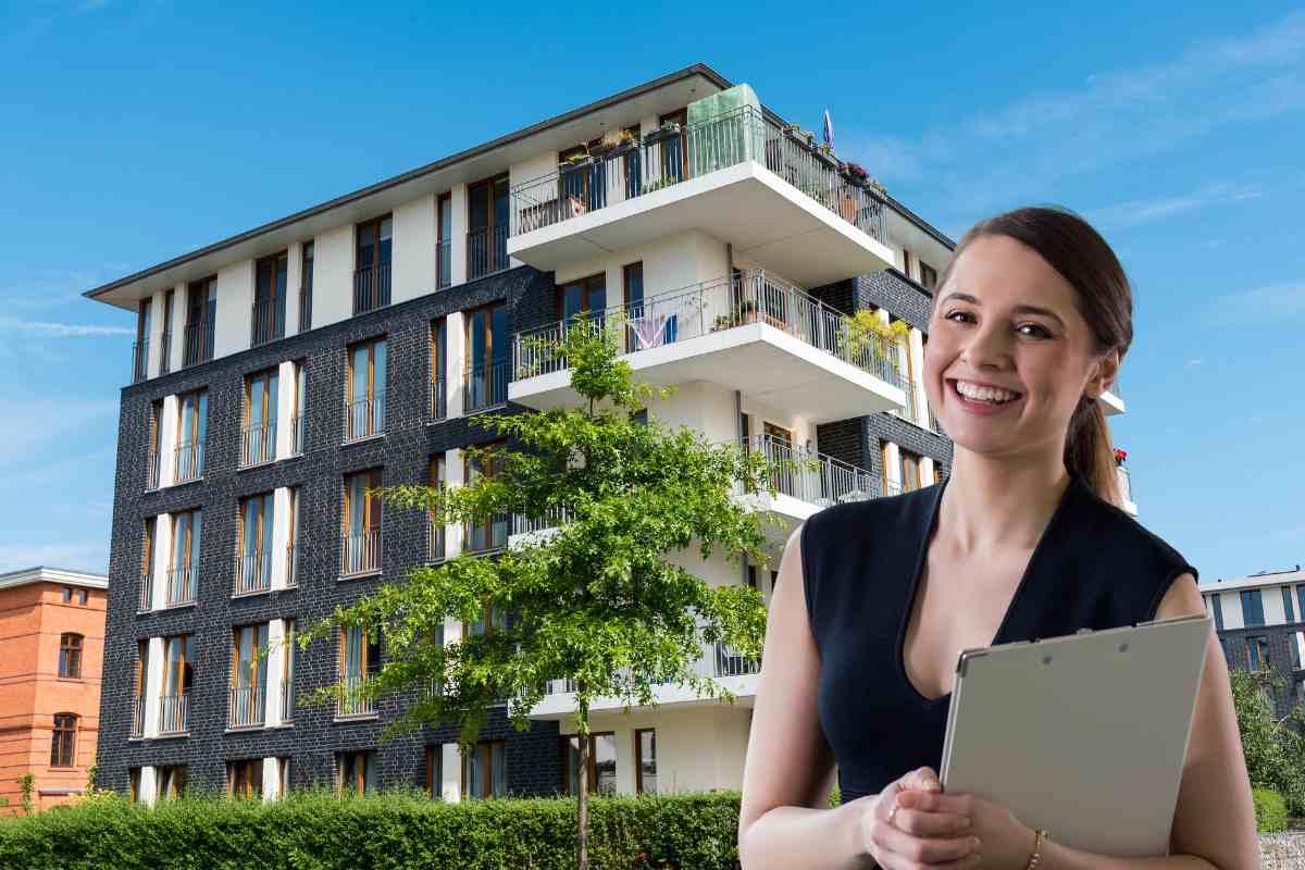 Un condominio sullo sfondo e in primo piano l'amministratore