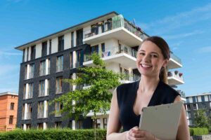 Un condominio come sfondo ed un amministratore in primo piano