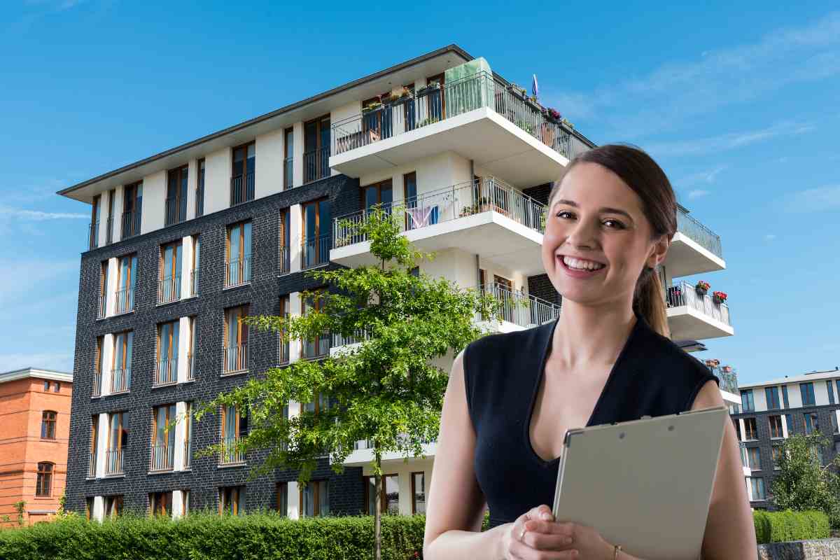 Un condominio come sfondo ed un amministratore in primo piano