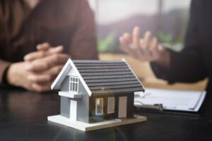 Casa, persone che discutono