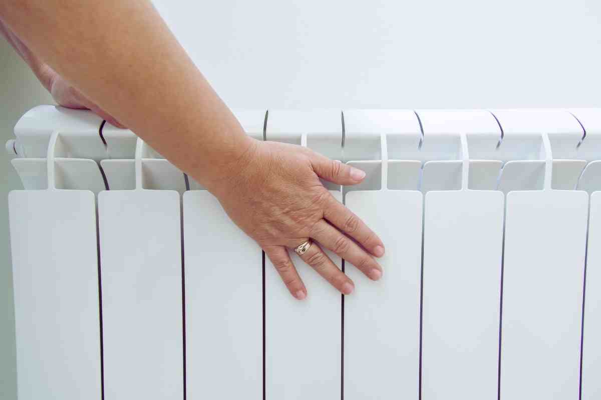 mano su termosifone