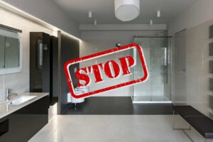 un bagno normale con un impianto doccia retrò
