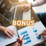 Delle persone che analizzano documenti e grafici con una scritta Bonus in primo piano
