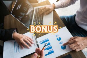 Delle persone che analizzano documenti e grafici con una scritta Bonus in primo piano
