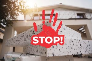 Una casa sullo sfondo e un cappotto termico in primo piano