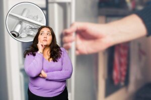 donna apre freezer, un'altra che pensa e carta argentata in icona
