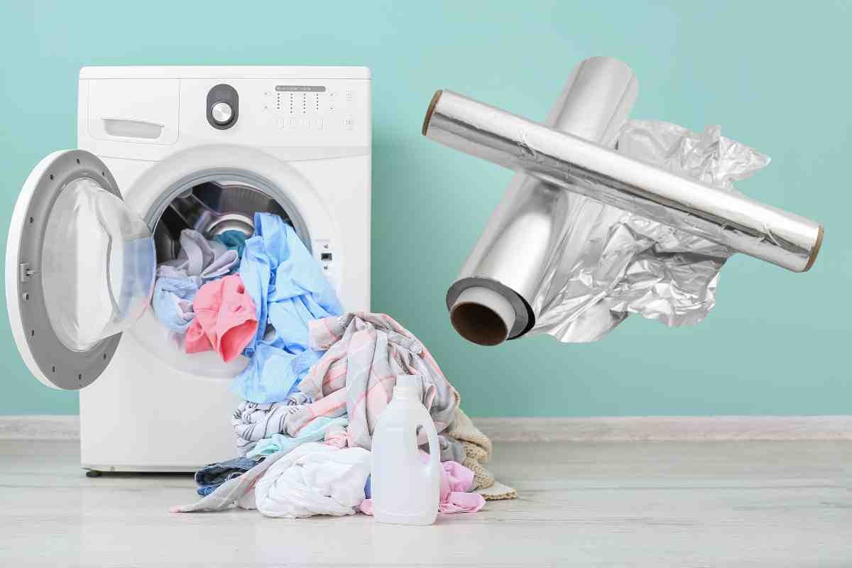 lavatrice con panni che escono da oblò e carta stagnola