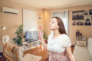 Una casa pulita ed una ragazza che sente il profumo