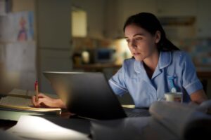 Una ragazza che lavora su una scrivania a casa sua