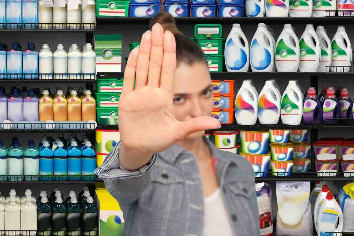 Scaffale detersivi, donna che fa stop con la mano