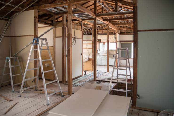 Un interno della casa in ristrutturazione 