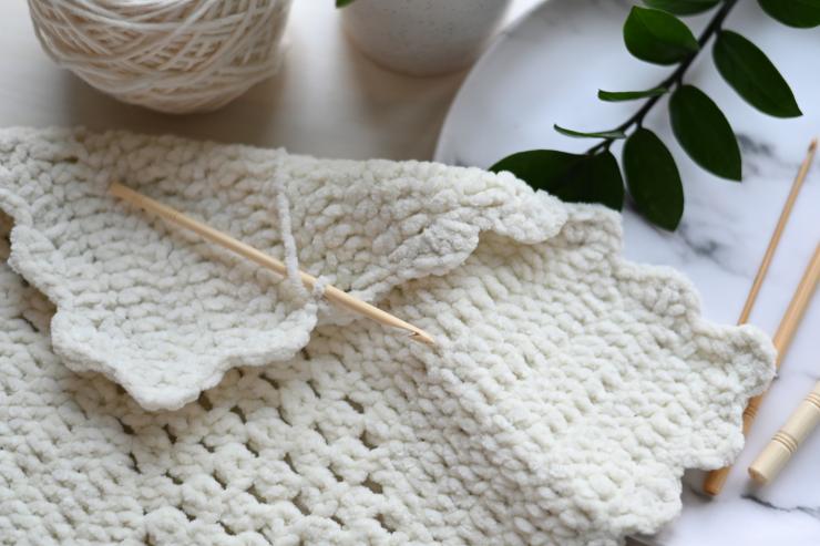 Un centrino fatto all'uncinetto e messo su un tavolo