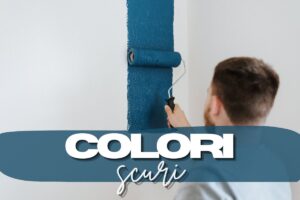 uomo dipinge parete blu