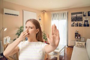 casa, donna che si tappa naso