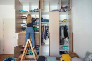 donna che sistema armadio