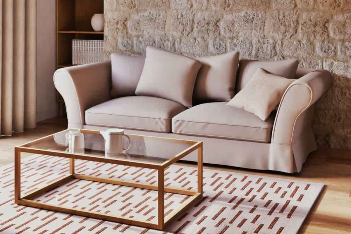 divano con pochi cuscini