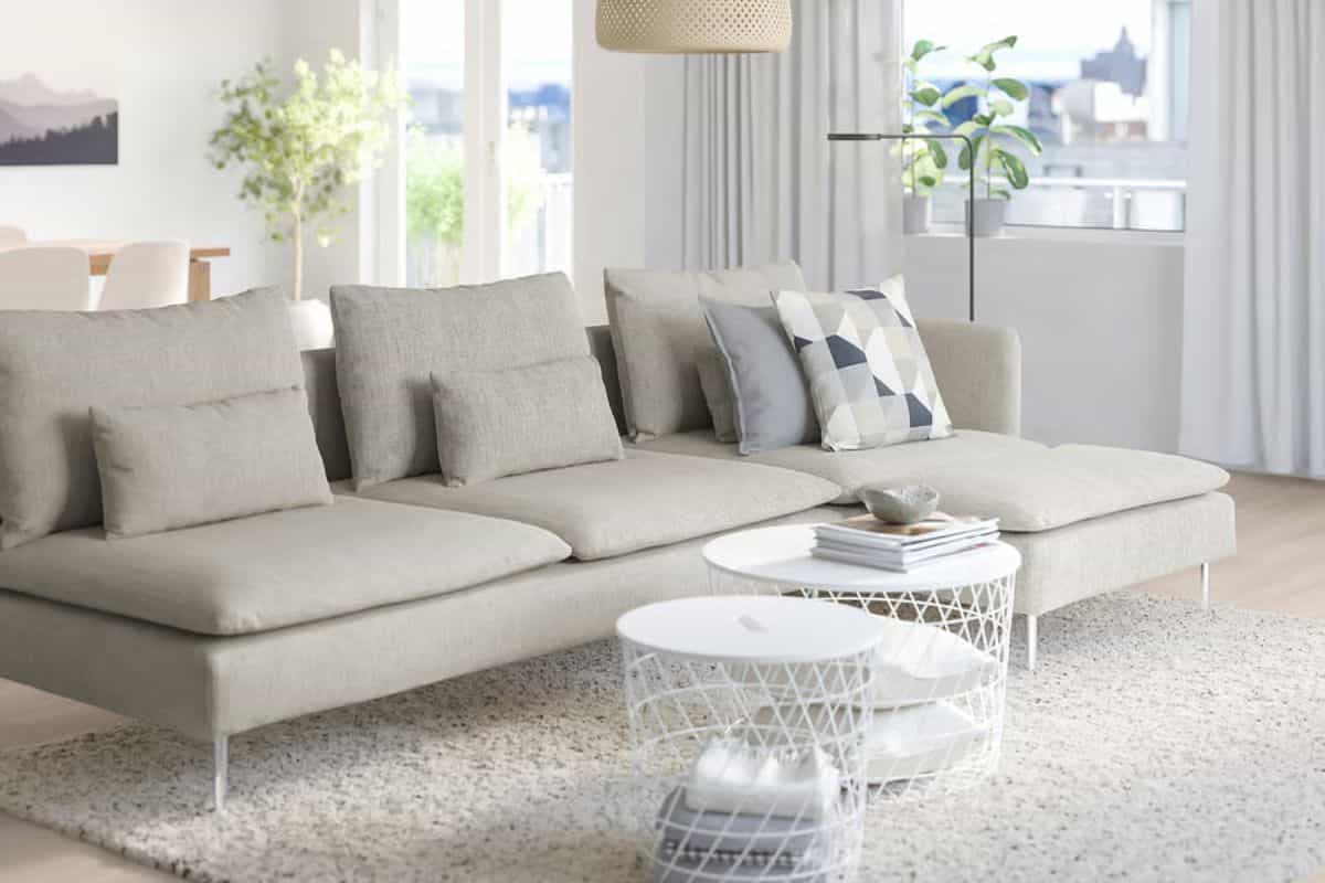 divano con pochi cuscini