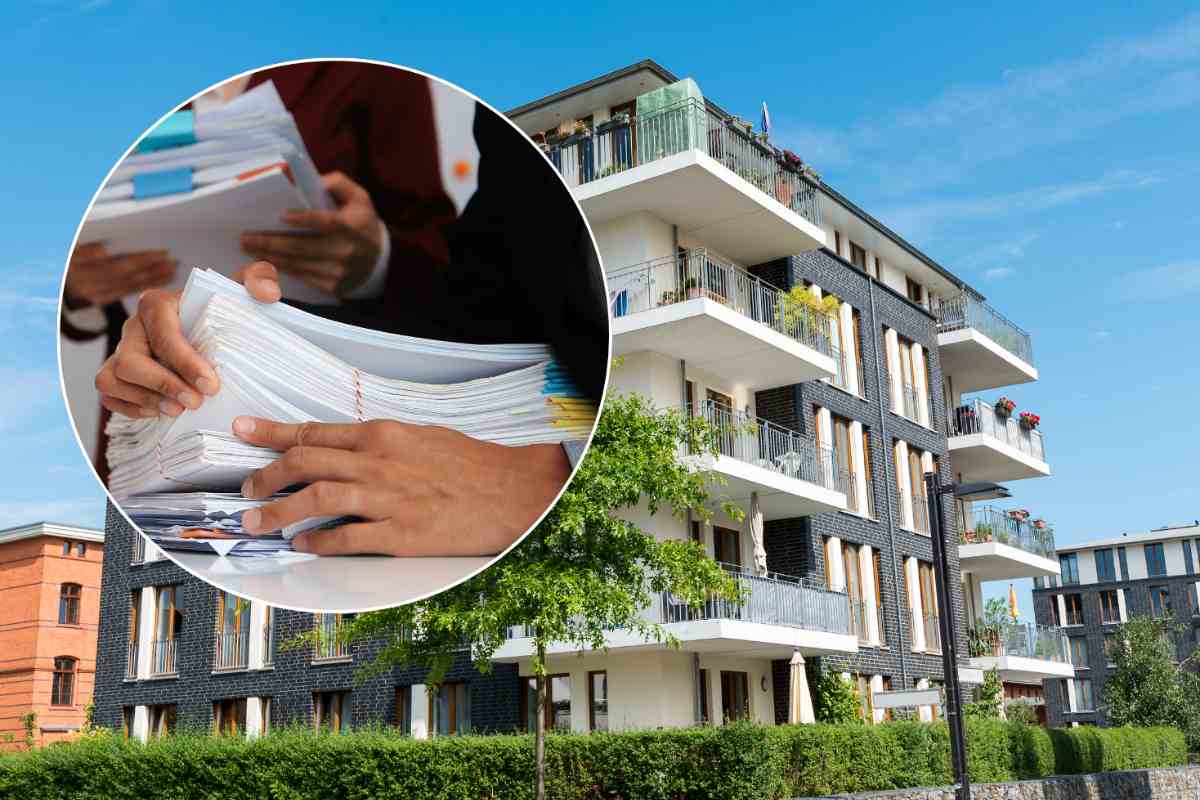 palazzo e pila di documenti