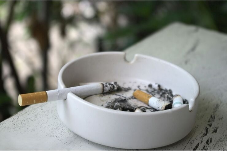 posacenere e sigaretta