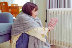 ragazza davanti al termosifone
