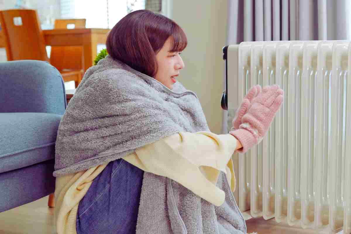 ragazza davanti al termosifone