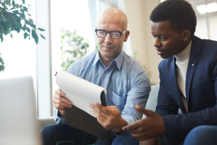 Due persone che vedono dati e discutono