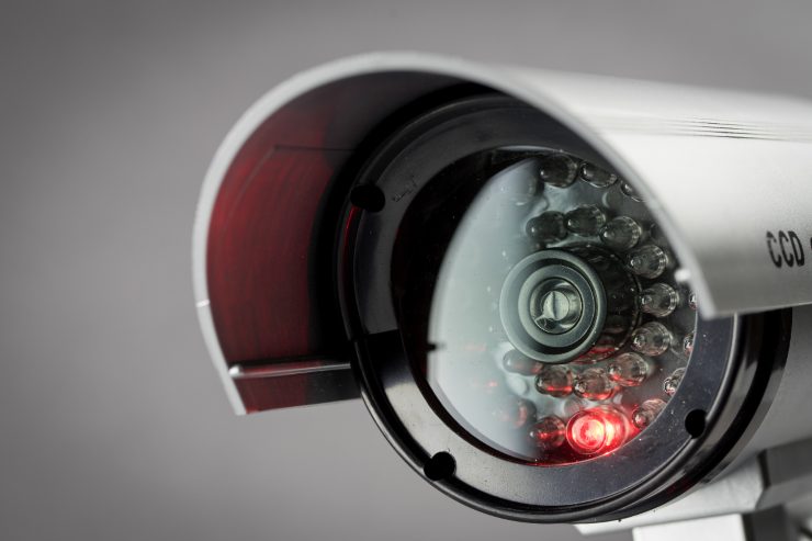 Un primo piano di una telecamera