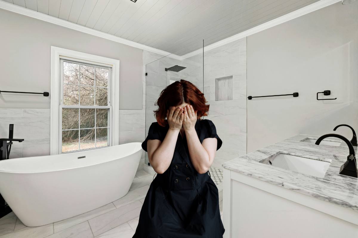 Un bagno come sfondo ed una persona a disagio in primo piano