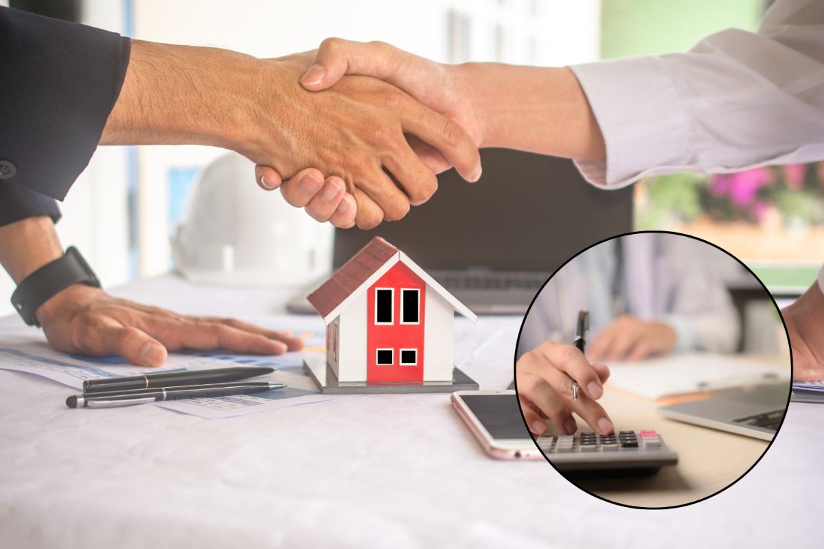 stretta di mano e casa in miniatura