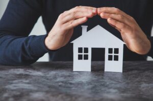 mani che proteggono un modellino di casa