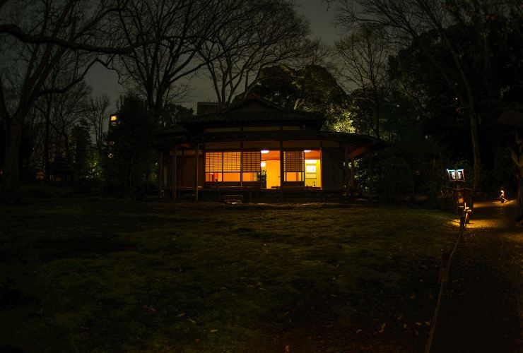 casa illuminata di notte