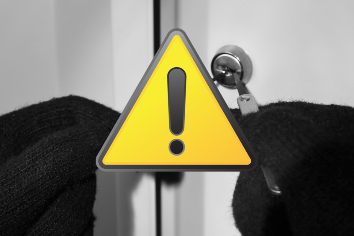 serratura scassinata e cartello d'attenzione