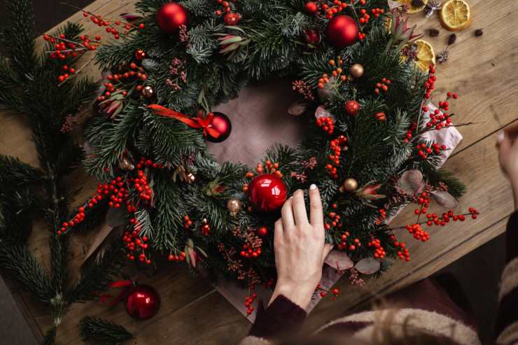 Una ghirlanda natalizia su un tavolo